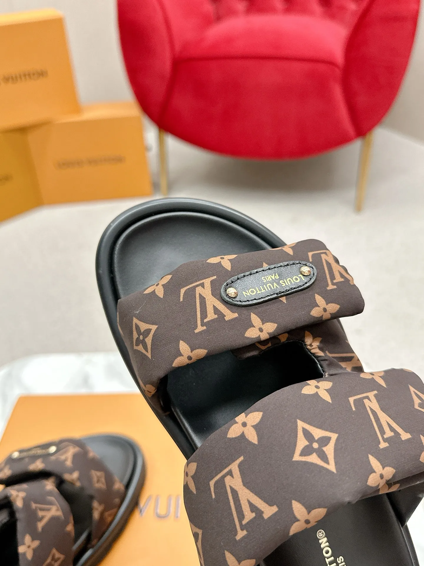 P340 yuan LV Louis Vuitton Full of high-end feel! A popular model among bloggers at home and abroad, it’s retro and fashionable, and looks stunning on your feet! Mainly recommended model on the official website★ ━━━━━ ЅᏇєєt ━━━━━ ▪️Upper: original calfskin ➕5D printing process ▪️Inner: imported mixed sheepskin ▪️Outsole: original molded foam outsole ▪️Size: Female 35-40 Men's 39-44 (women's 41 men's 45)